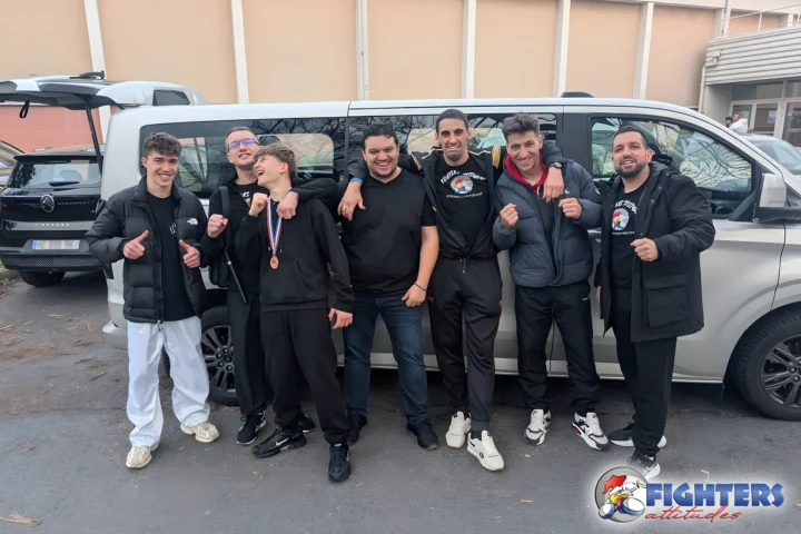L’équipe de Fighters Attitudes devant le Palais des Sports de Bondy pour le championnat de France de light contact 2026